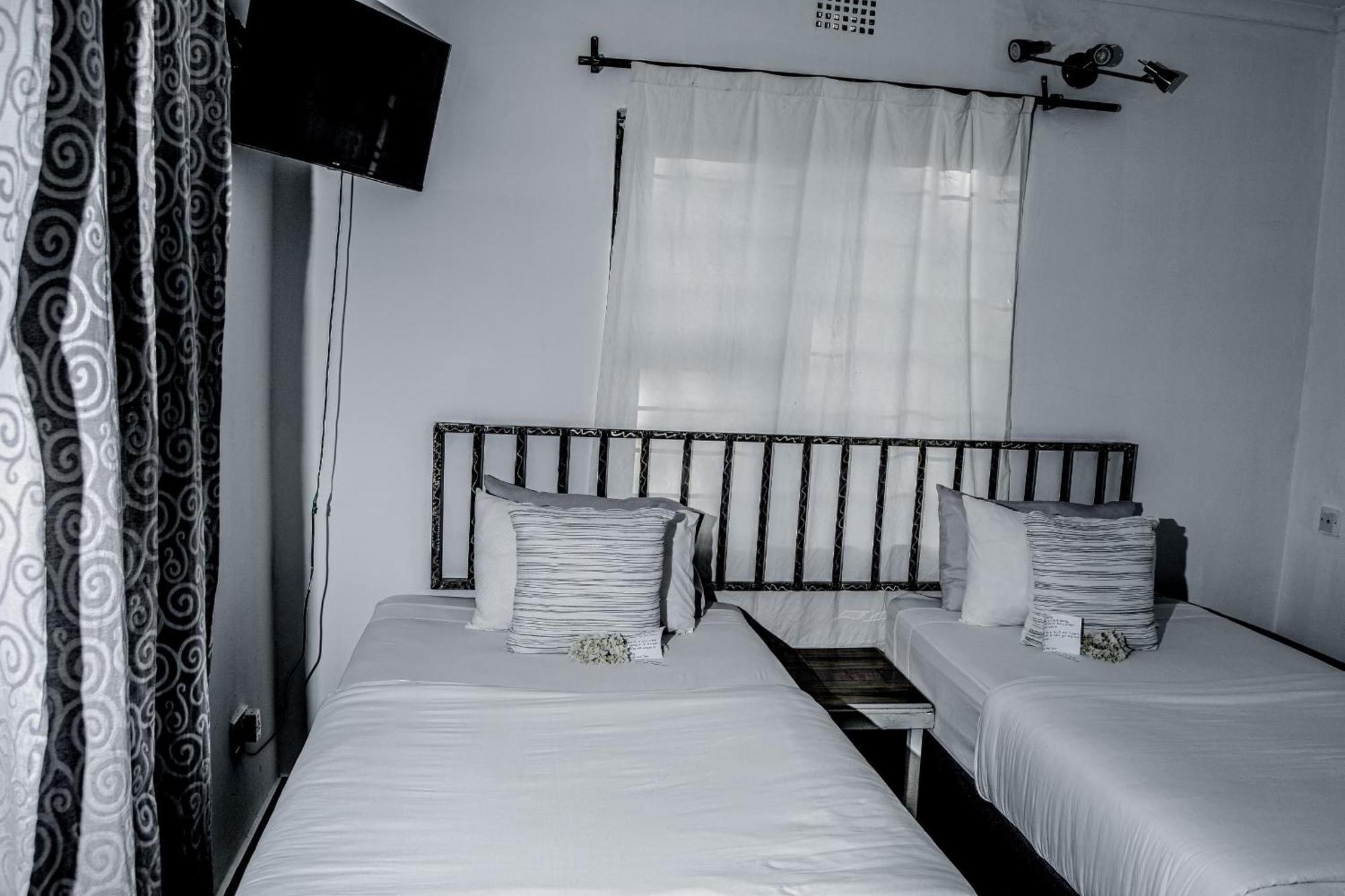 Golentle Home Stay Maun Bagian luar foto